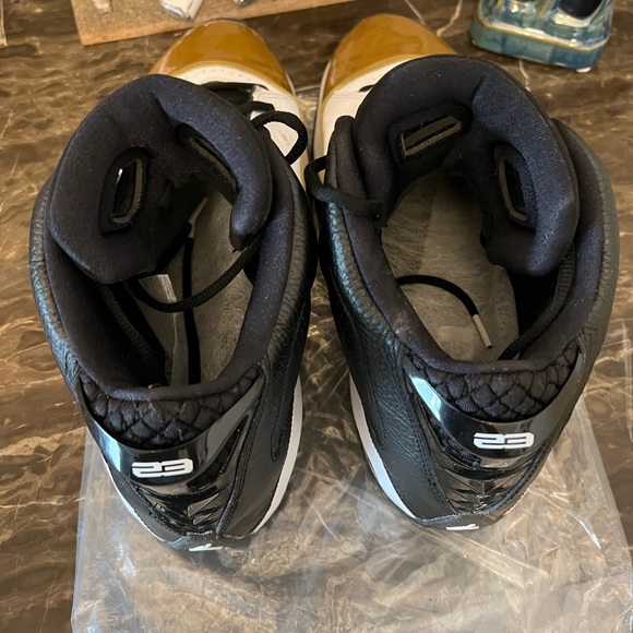 EUC Men Jordan’s 23 Gold and White Tennis Shoes - Picture 4 of 6